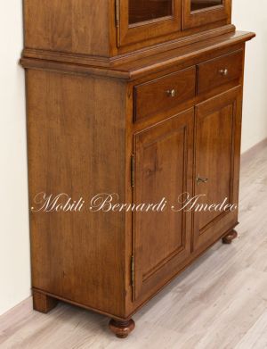 Credenza con alzata stile classico in legno massello di noce con gambe a cipolla e 2 ante a vetro